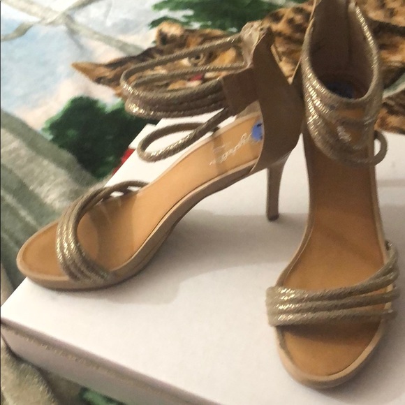 Heel shoes. Gold colour details - Picture 4 of 13